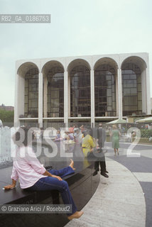 ( STATI UNITI DAMERICA - USA  ) NEW YORK CITY : IL LINCOLN CENTER  E LA METROPOLITAN OPERA HOUSE - © 1986 Graziano Arici/Rosebud2 / GEO / TEATRO
