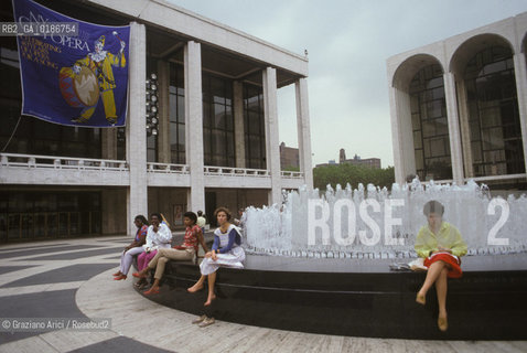 ( STATI UNITI DAMERICA - USA  ) NEW YORK CITY : IL LINCOLN CENTER  E LA METROPOLITAN OPERA HOUSE - © 1986 Graziano Arici/Rosebud2 / GEO / TEATRO