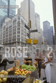 ( STATI UNITI DAMERICA - USA  ) NEW YORK CITY : UNA STRADA DI MANHATTAN  - © 1986 Graziano Arici/Rosebud2 / GEO / MERCATO