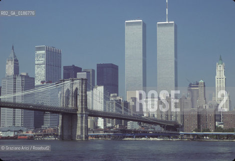 ( STATI UNITI DAMERICA - USA  ) NEW YORK CITY : MANHATTAN SKYLINE  E IL PONTE DI BROOKLYN  - © 1986 Graziano Arici/Rosebud2 / GEO