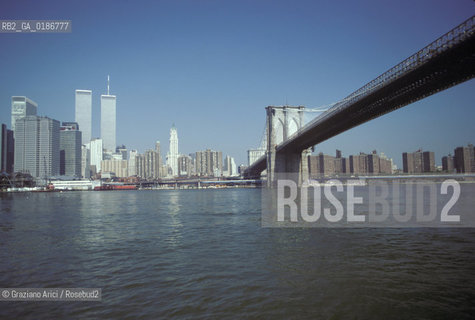 ( STATI UNITI DAMERICA - USA  ) NEW YORK CITY : MANHATTAN SKYLINE   E IL PONTE DI BROOKLYN - © 1986 Graziano Arici/Rosebud2 / GEO