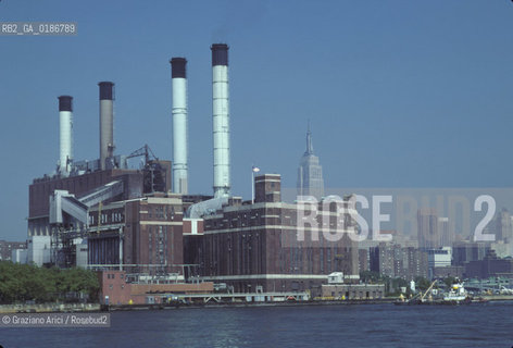 ( STATI UNITI DAMERICA - USA  ) NEW YORK CITY : MANHATTAN SKYLINE   - © 1986 Graziano Arici/Rosebud2 / GEO / CENTRALE ELETTRICA