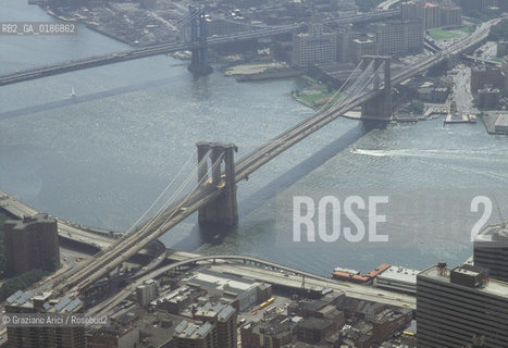 ( STATI UNITI DAMERICA - USA  ) NEW YORK CITY : LA CITTA VISTA DA UN GRATTACIELO   - © 1986 Graziano Arici/Rosebud2 / GEO / IL PONTE DI BROOKLY E IL MANHATTAN