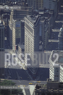 ( STATI UNITI DAMERICA - USA  ) NEW YORK CITY : LA CITTA VISTA DA UN GRATTACIELO   - © 1986 Graziano Arici/Rosebud2 / GEO  / IL FLATIRON BUILDING / ARCHITETTURA MODERNA