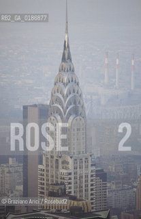 ( STATI UNITI DAMERICA - USA  ) NEW YORK CITY : LA CITTA VISTA DA UN GRATTACIELO   - © 1986 Graziano Arici/Rosebud2 / GEO / IL CHRYSLER BUILDING