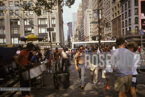 ( STATI UNITI DAMERICA - USA  ) NEW YORK CITY : MUSICA SULLA QUINTA STRADA    - © 1986 Graziano Arici/Rosebud2 / GEO