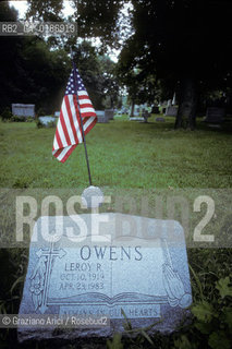 ( STATI UNITI DAMERICA - USA  ) NEW YORK CITY : MUSEUM OF THE STATEN ISLAND HISTORICAL SOCIETY    - © 1986 Graziano Arici/Rosebud2 / GEO / MUSEO / CIMITERO / BANDIERA