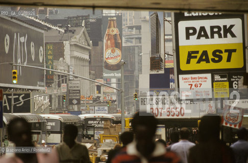 ( STATI UNITI DAMERICA - USA  ) NEW YORK CITY : UNA STRADA DI MANHATTAN    - © 1986 Graziano Arici/Rosebud2 / GEO / INSEGNA