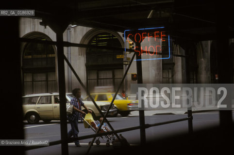 ( STATI UNITI DAMERICA - USA  ) NEW YORK CITY : UNA STRADA DI MANHATTAN    - © 1986 Graziano Arici/Rosebud2 / GEO