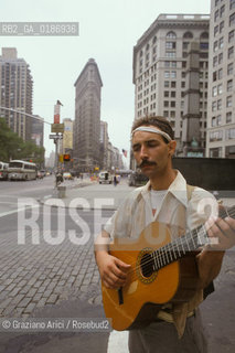 ( STATI UNITI DAMERICA - USA  ) NEW YORK CITY : UNA STRADA DI MANHATTAN    - © 1986 Graziano Arici/Rosebud2 / GEO / CHITARRA