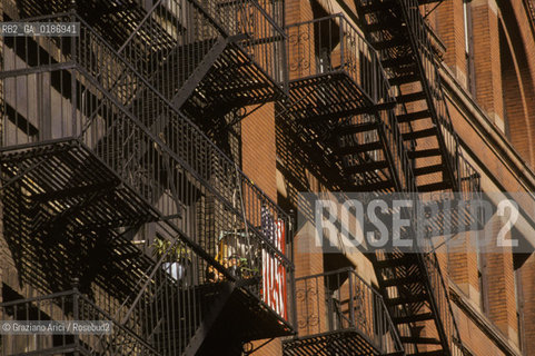 ( STATI UNITI DAMERICA - USA  ) NEW YORK CITY : UNA CASA DI SOHO   - © 1986 Graziano Arici/Rosebud2 / GEO / BANDIERA / SCALA