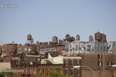 ( STATI UNITI DAMERICA - USA  ) NEW YORK CITY :  SERBATOI DACQUA  - © 1986 Graziano Arici/Rosebud2 / GEO