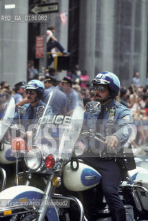 ( STATI UNITI DAMERICA - USA  ) NEW YORK CITY :  PARADE  SU BROADWAY PER FESTEGGIARE LE MEDAGLIE DORO DELLOLIMPIADE 1984 - © 1984 Graziano Arici/Rosebud2 / GEO / POLIZIOTTO
