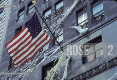 ( STATI UNITI DAMERICA - USA  ) NEW YORK CITY :  PARADE  SU BROADWAY PER FESTEGGIARE LE MEDAGLIE DORO DELLOLIMPIADE 1984 - © 1984 Graziano Arici/Rosebud2 / GEO / CARTA / BANDIERA
