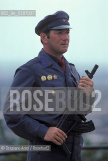 ( UNGHERIA  ) BUDAPEST : UN MILIZIANO DELLA MILIZIA OPERAIA  © 1984 Graziano Arici/Rosebud2 / GEO