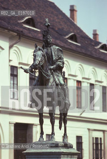 ( UNGHERIA  ) BUDAPEST : UNA STRADA DI BUDA IL MONUMENTO ALLUSSARO  © 2000 Graziano Arici/Rosebud2 / GEO