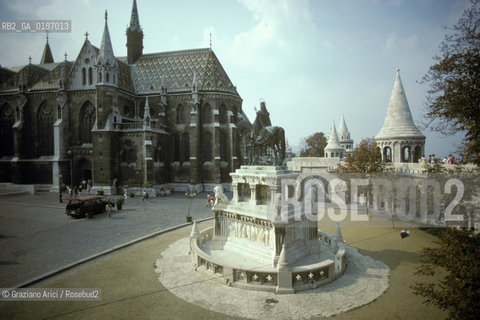 ( UNGHERIA  ) BUDAPEST : LA CHIESA DI MATIA MATYAS-TEMPLOM , IL BASTIONE DEI PESCATORI E IL MONUMENTO A S.STEFANO  © 2000 Graziano Arici/Rosebud2 / GEO