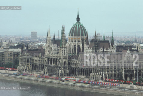 ( UNGHERIA  ) BUDAPEST : PANORAMA CON IL FIUME DANUBIO E IL PARLAMENTO  © 2000 Graziano Arici/Rosebud2 / GEO