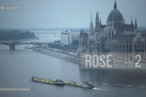 ( UNGHERIA  ) BUDAPEST : PANORAMA CON IL FIUME DANUBIO E IL PARLAMENTO  © 2000 Graziano Arici/Rosebud2 / GEO
