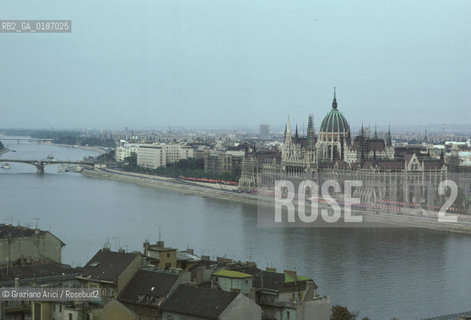( UNGHERIA  ) BUDAPEST : PANORAMA CON IL FIUME DANUBIO E IL PARLAMENTO  © 2000 Graziano Arici/Rosebud2 / GEO