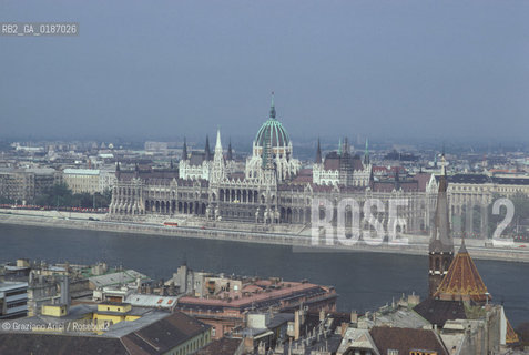 ( UNGHERIA  ) BUDAPEST : PANORAMA CON IL FIUME DANUBIO E IL PARLAMENTO  © 2000 Graziano Arici/Rosebud2 / GEO