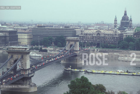 ( UNGHERIA  ) BUDAPEST : PANORAMA CON IL PONTE DELLE CATENE E IL FIUME DANUBIO  © 2000 Graziano Arici/Rosebud2 / GEO