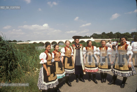 ( UNGHERIA  ) LA PUSZTA DI HORTOBAGY  GRUPPO FOLKLORISTICO   © 2000 Graziano Arici/Rosebud2 / GEO