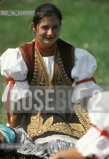 ( UNGHERIA  ) LA PUSZTA DI HORTOBAGY  RAGAZZA DI UN GRUPPO FOLKLORISTICO   © 2000 Graziano Arici/Rosebud2 / GEO