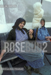 ( UNGHERIA  ) LA PUSZTA DI HORTOBAGY  DONNA CHE FILA   © 2000 Graziano Arici/Rosebud2 / GEO