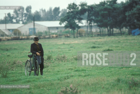 ( UNGHERIA  ) LA PUSZTA DI HORTOBAGY  UOMO IN BICICETTA   © 2000 Graziano Arici/Rosebud2 / GEO