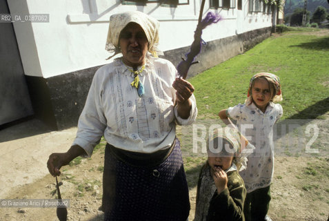( UNGHERIA  ) LA PUSZTA DI HORTOBAGY  DONNA CHE FILA   © 2000 Graziano Arici/Rosebud2 / GEO