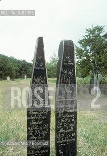 ( UNGHERIA  ) CIMITERO DI CAMPAGNA   © 2000 Graziano Arici/Rosebud2 / GEO