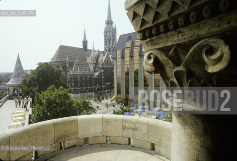 ( UNGHERIA  ) BUDAPEST :IL BASTIONE DEI PESCATORI LHOTEL HILTON E LA CHIESA DI S. MATIA  © 2000 Graziano Arici/Rosebud2 / GEO