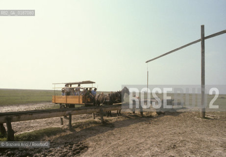 ( UNGHERIA  ) LA PUSZTA DI HORTOBAGY  POZZO © 2000 Graziano Arici/Rosebud2 / GEO