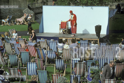 ( GRAN BRETAGNA  ) BATH :  SPETTACOLO NEL PARCO  © 1990 Graziano Arici/Rosebud2 / GEO / AVON