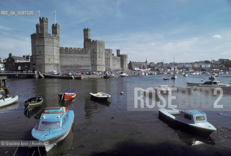 ( GRAN BRETAGNA  ) CAERNARFON : IL PORTO E IL CASTELLO   © 1990 Graziano Arici/Rosebud2 / GEO / GALLES