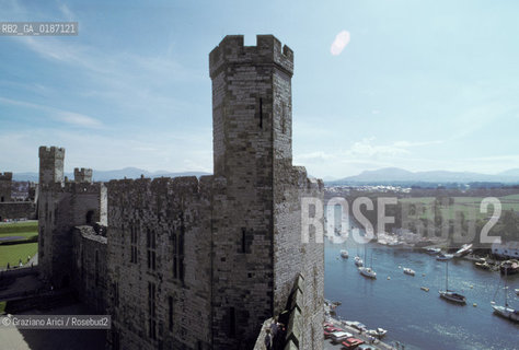 ( GRAN BRETAGNA  ) CAERNARFON : IL PORTO E IL CASTELLO   © 1990 Graziano Arici/Rosebud2 / GEO / GALLES