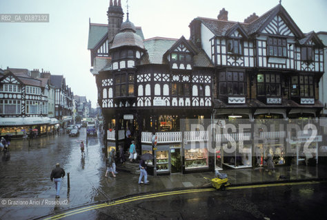 ( GRAN BRETAGNA  ) CHESTER : UNA VIA DEL CENTRO THE ROWS   © 1990 Graziano Arici/Rosebud2 / GEO / CHESHIRE / CASE A GRATICCIO