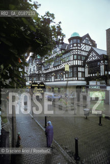 ( GRAN BRETAGNA  ) CHESTER : UNA VIA DEL CENTRO THE ROWS   © 1990 Graziano Arici/Rosebud2 / GEO / CHESHIRE / CASE A GRATICCIO