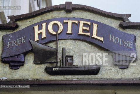 ( GRAN BRETAGNA  ) ISOLA DI ANGLESEY  : HOTEL   © 1990 Graziano Arici/Rosebud2 / GEO / GALLES INSEGNA