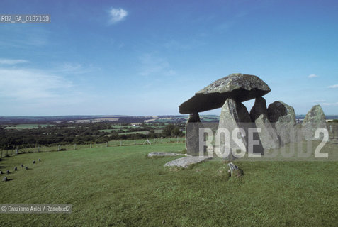 ( GRAN BRETAGNA  )  TOMBA IPOGEA DI PENTRE IFAN  © 1990 Graziano Arici/Rosebud2 / GEO / GALLES / MONUMENTO MEGALITICO