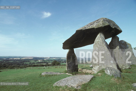 ( GRAN BRETAGNA  )  TOMBA IPOGEA DI PENTRE IFAN  © 1990 Graziano Arici/Rosebud2 / GEO / GALLES / MONUMENTO MEGALITICO