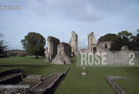 ( GRAN BRETAGNA  )  GLASTONBURY : ROVINE DELLA ABBAZIA © 1990 Graziano Arici/Rosebud2 / GEO / SOMERSET / COPPA DEL SANTO GRAAL / RE ARTU / TAVOLA ROTONDA / CAMELOT / GINEVRA