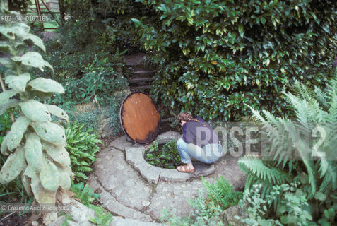 ( GRAN BRETAGNA  )  GLASTONBURY : SORGENTE DEL GRAAL  © 1990 Graziano Arici/Rosebud2 / GEO / SOMERSET / COPPA DEL SANTO GRAAL / RE ARTU / TAVOLA ROTONDA / CAMELOT / GINEVRA