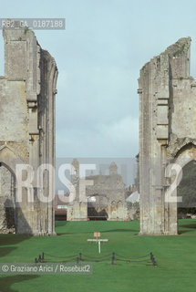 ( GRAN BRETAGNA  )  GLASTONBURY : ROVINE DELLA ABBAZIA  TOMBA DI RE ARTU E DELLA REGINA GINEVRA© 1990 Graziano Arici/Rosebud2 / GEO / SOMERSET / COPPA DEL SANTO GRAAL / RE ARTU / TAVOLA ROTONDA / CAMELOT / GINEVRA