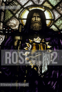 ( GRAN BRETAGNA  )  GLASTONBURY : CATTEDRALE VETRATA SULLA STORIA DEL GRAAL GIUSEPPE DARIMATEA  © 1990 Graziano Arici/Rosebud2 / GEO / SOMERSET / COPPA DEL SANTO GRAAL / RE ARTU / TAVOLA ROTONDA / CAMELOT / GINEVRA