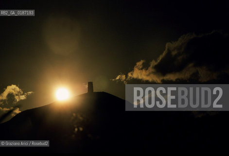 ( GRAN BRETAGNA  )  GLASTONBURY : LA COLLINE DEL TOR  © 1990 Graziano Arici/Rosebud2 / GEO / SOMERSET / COPPA DEL SANTO GRAAL / RE ARTU / TAVOLA ROTONDA / CAMELOT / GINEVRA / TORRE