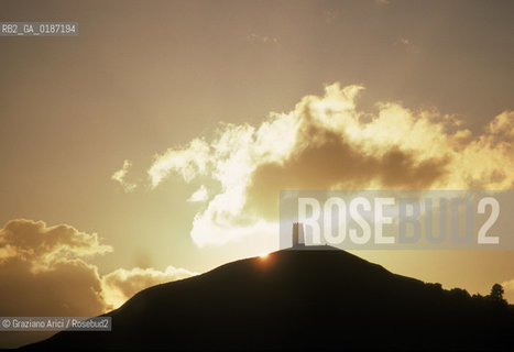 ( GRAN BRETAGNA  )  GLASTONBURY : LA COLLINE DEL TOR  © 1990 Graziano Arici/Rosebud2 / GEO / SOMERSET / COPPA DEL SANTO GRAAL / RE ARTU / TAVOLA ROTONDA / CAMELOT / GINEVRA / TORRE