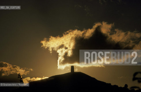 ( GRAN BRETAGNA  )  GLASTONBURY : LA COLLINE DEL TOR  © 1990 Graziano Arici/Rosebud2 / GEO / SOMERSET / COPPA DEL SANTO GRAAL / RE ARTU / TAVOLA ROTONDA / CAMELOT / GINEVRA / TORRE