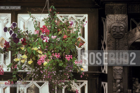 ( GRAN BRETAGNA  )  LUDLOW  : UNA LOCANDA  © 1990 Graziano Arici/Rosebud2 / GEO / SHROPSHIRE /  CASE A GRATICCIO FIORE